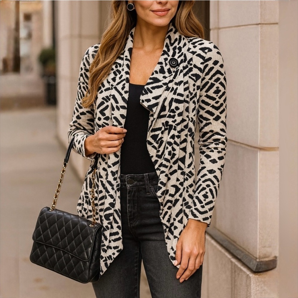 Bobeau Black and White Patterned One Poncho/ Cardigan